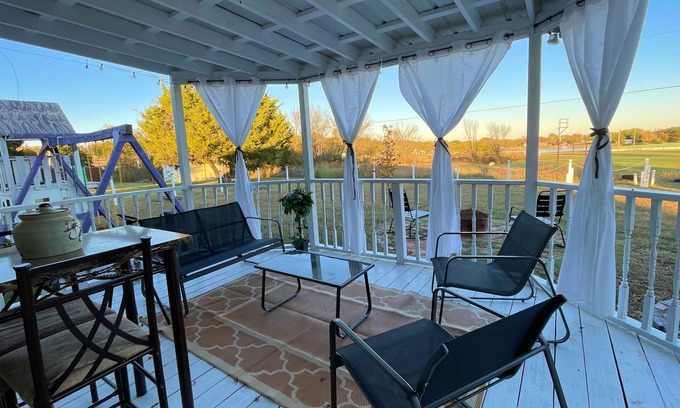 Coffeyville Casa | Trendy home with a scenic back porch, fish, golf and more