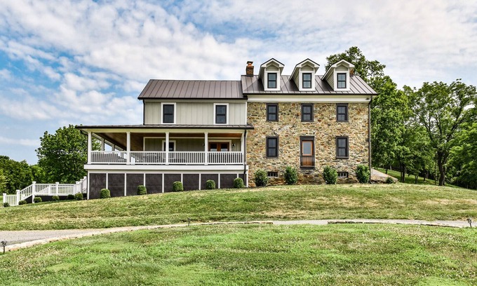 Paeonian Springs Otro | Trinity Farm Estate: Magnolia 1775 Historical Farmhouse