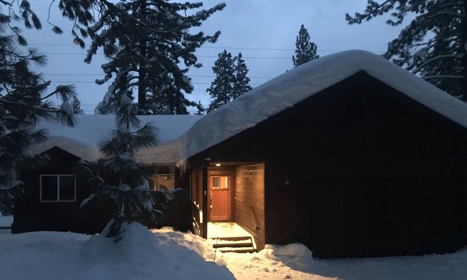 Ponderosa Palisades Casa | Truckee Retreat Cerca de la ciudad, senderos, pendientes - ¡Excelente para los entusiastas de los deportes!