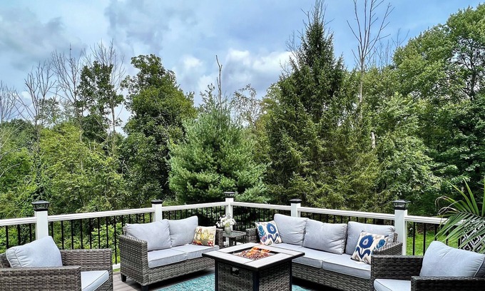 Brodheadsville Casa | Tucked Culdesac!