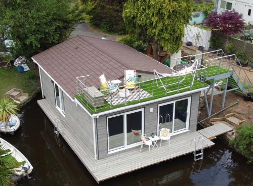 Richmond-upon-Thames Alquiler De Eote | Tulana Taggs - floating home on idyllic island