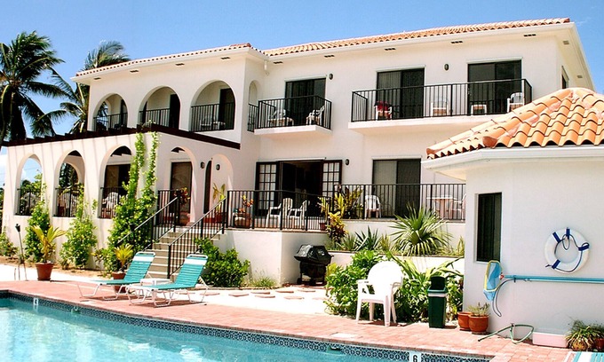 Bodden Town Apartamento | Apt completo con cocina, en la playa, ¡Alquiler de auto incluido! ¡Desde $ 799 / semana!