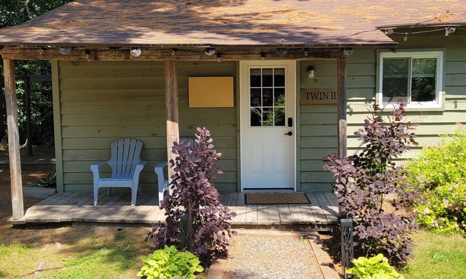 Petawawa Cabina | Twin 2 Cabin at Pine Ridge Park