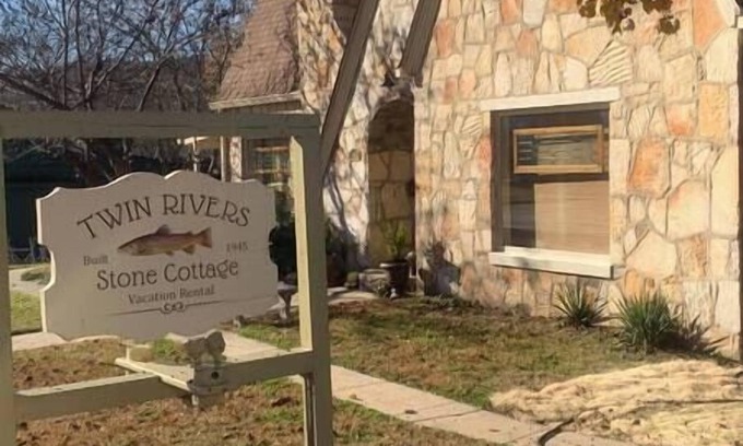 Norfork Casa | Twin River Stone Cottage - 7 BR/Sleeps 20