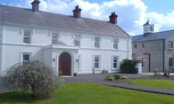 Craigavon Cabaña | Twin Room Ensuite Near Hillsborough Palaces