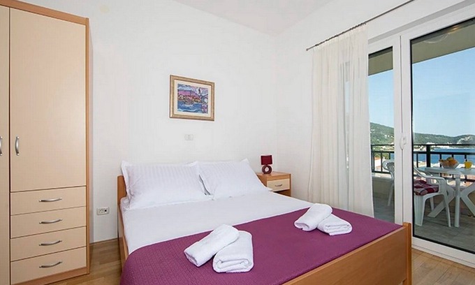 Igrane Apartamento | Apartamento para dos personas con terraza y vista al mar Igrane, Makarska (A-17292-d)