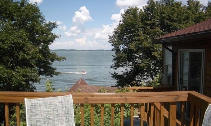 Stoughton Cabaña | Casa de dos dormitorios con excelentes vistas al lago!