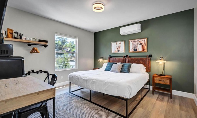 Vista Apartamento | Two Bedroom - King in Master. Heart of Downtown Vista