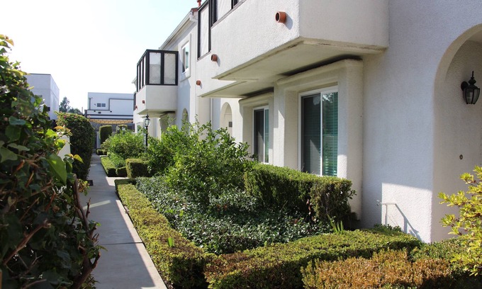 Lamanda Park Casa | Two Bedroom Two Bathroom Townhome in Pasadena