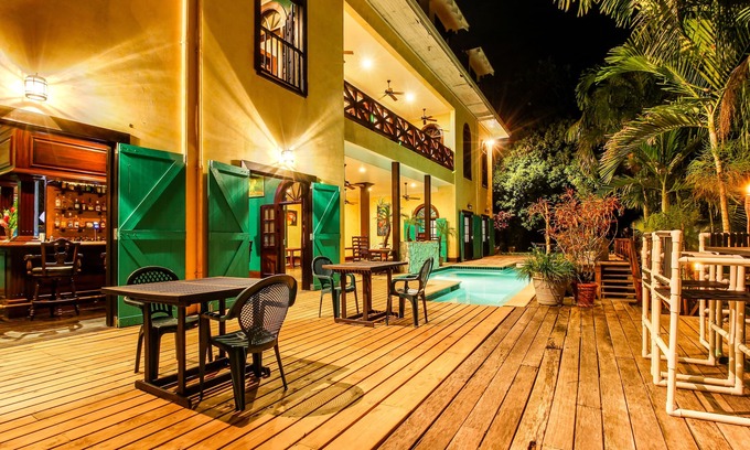 Bullet Tree Falls Casa | ¡Dos suites aptas para perros frente al río con piscina infinita compartida y vistas al balcón!