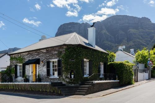 Newlands Casa | Ty-Bach Cotttage leafy Newlands Village