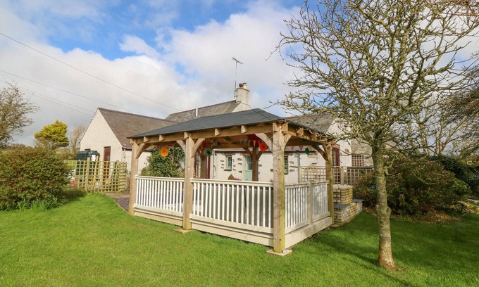 Llanfaethlu Cabaña | TY GWENNOL, pet friendly, with hot tub in Llanfaethlu