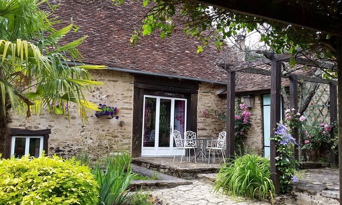 Clermont-d'Excideuil Casa | Típica casa de piedra con piscina rodeada de naturaleza.