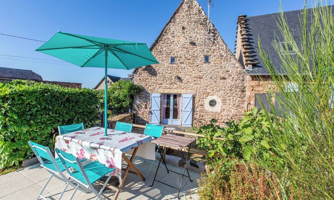 Correze Cabaña | La típica libélula de paja de piedra en los paisajes de Correze