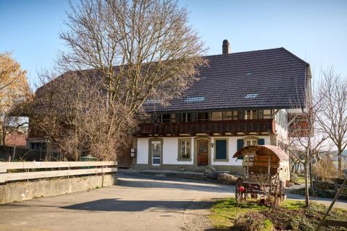 Meikirch Casa | Uelis-Stoeckli Gästezimmer mit Billard und Lamatrekking