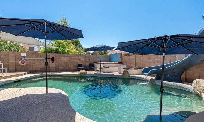 Artemina Casa | UHadMe at Gilbert~Pool w/Slide~FirePit~BBQ~HotTub