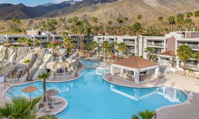 Canyon Corridor Complejo | Ultimate Family Getaway at Palm Canyon Resort, a Hilton Vacation Club- 2 Bedroom
