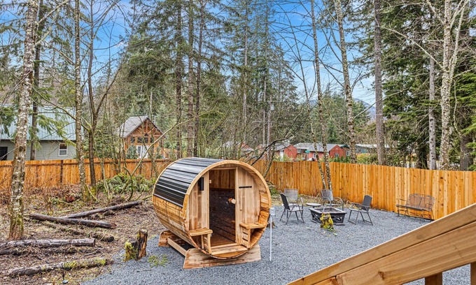 Ashford Cabina | Ultimate Getaway: Movie Theater, Sauna, Hot Tub,WiFi, EV Charging,Pet-Friendly!"