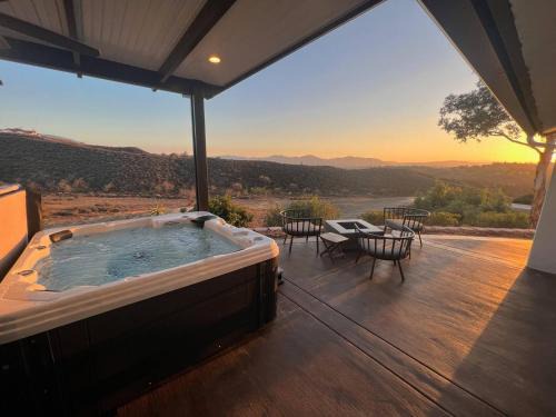 Temecula Casa | Ultimate Winery Getaway With Spa And Amazing Hilltop View