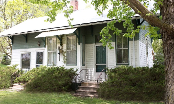 Gotham Cabaña | ¡Único! Un antiguo depósito de ferrocarril renovado se convirtió en una casa acogedora.