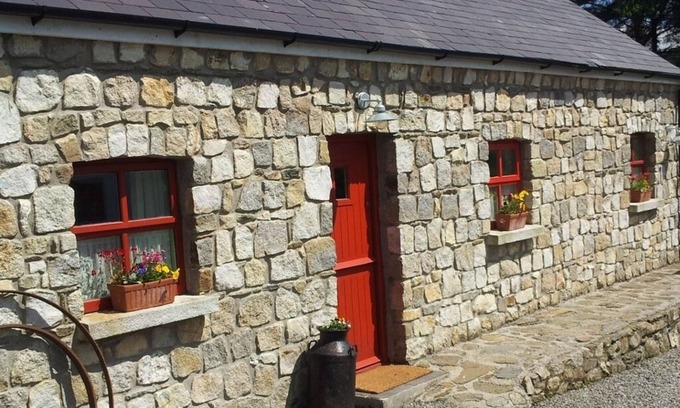 Knockaderry Cross Roads Cabaña | Única y encantadora cabaña de piedra tradicional en un entorno pintoresco