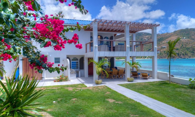 Brewers Bay Casa | Casa de playa con estilo, recientemente renovada y mejorada, a pasos del agua