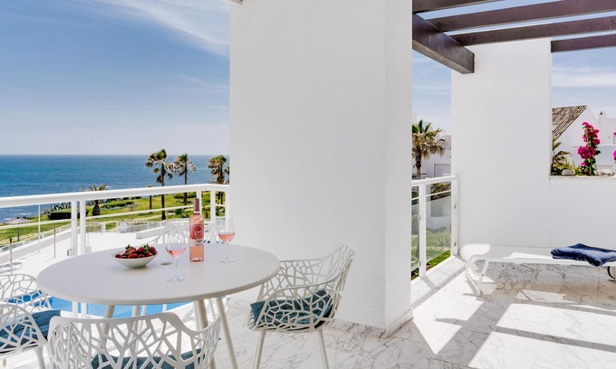 Casares del Mar Apartamento | Apartamento único frente a la playa: modernas y fantásticas vistas al mar y acceso directo a la playa