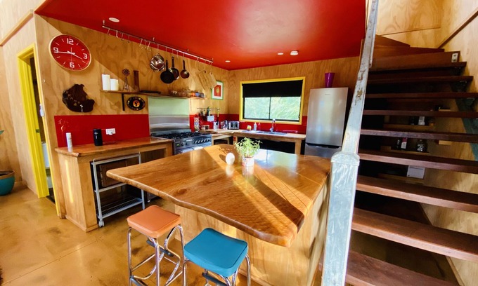 Hunchy Cabina | Unique funky Arthouse ‘Franks Place’ Hunchy Valley