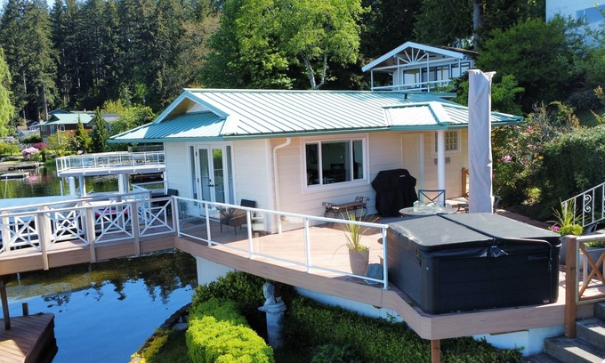 Lake Goodwin Cabina | Unique Lake Goodwin Waterfront Cabin with Private Hot Tub and Boat Moorage