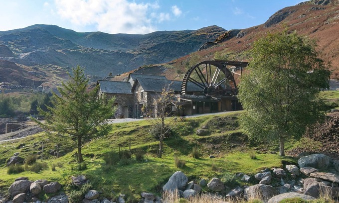 Coniston Cabaña | Unique Mountain Cottage that sleeps 22 guests in 10 bedrooms with 4 hot tubs