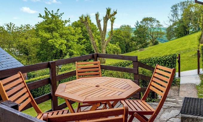 Berrynarbor Chalet De Esquí | Unique, peaceful, cosy and quaint cedar wood built holiday lodge.