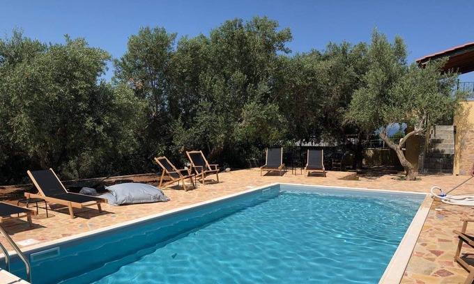 Xifias Casa | Villa única con gran jardín y piscina privada con vistas al castillo de Monemvasia