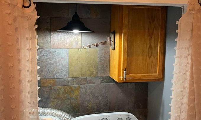 Tomah Apartamento | Unit 1 Deluxe 2 Bedroom w/Dry Bar and Hot Tub