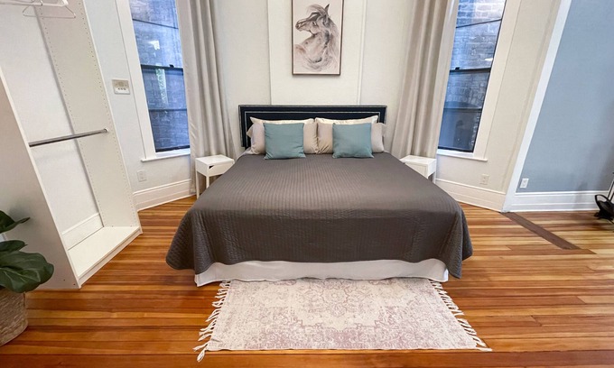 Lakeview Condominio | Sunny 2 Bedroom Condo en el corazón de Wrigleyville