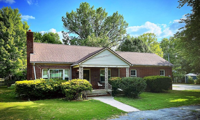 Pittsburg Casa | University campus vacation home - with massage chair and game room!