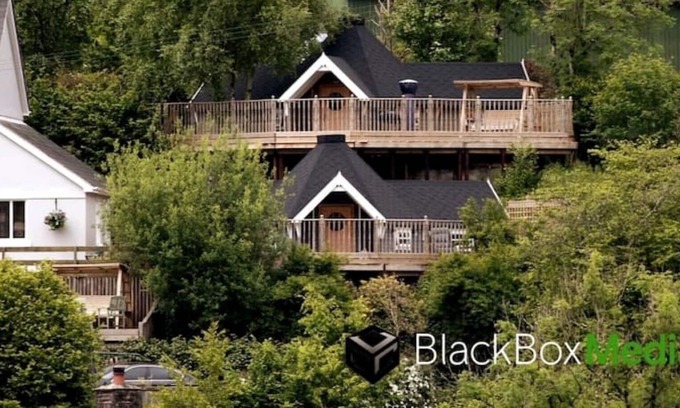 Pontsticill Cabina | Flora’s Deluxe wooden cabin (Mini house!)