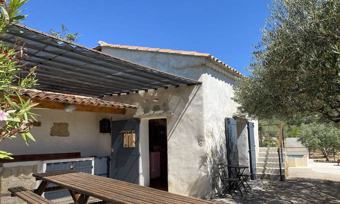 Roquevaire Cabina | Inusual casita de piedra en las colinas