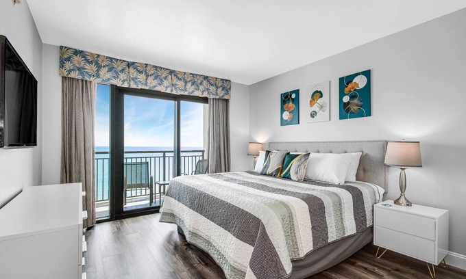 Myrtle Beach Condominio | Unwind by the Waves Oceanfront Suite