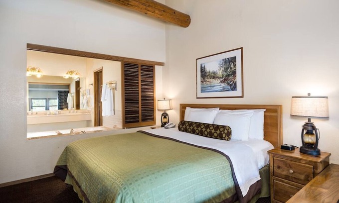 Bass Lake Hotel | Unwind in Luxurious Lakeview Chalet w/Scenic Nature, Perfect Thrill & Relaxation