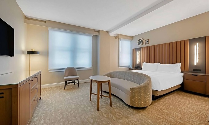 Downtown Tampa Hotel | Unwind in Style: Experience Downtown Tampa's Finest Stay! 3 Rooms