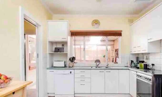 Pasadena Villa | Spacious Haven for Large Families: Group Booking with Pet-Friendly Bliss