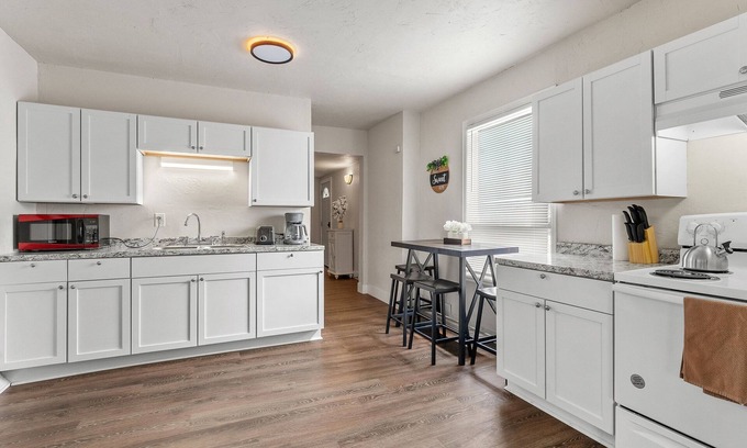 Manitowoc Apartamento | Upbeat Apt on Wollmer - 1 Mile to Maritime Museum Manitowoc