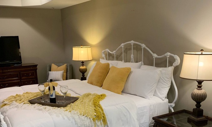 Tyrone Casa | 🌼 Updated Clean, Cozy, Comfy, King bed, close to Airport and Pinewood Studios!