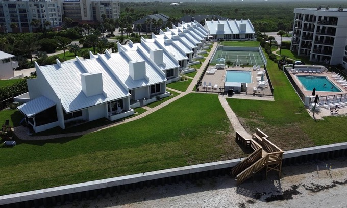 New Smyrna Beach Condominio | Updated large Beachfront townhome 4 bedrooms, 3.5 baths + loft.