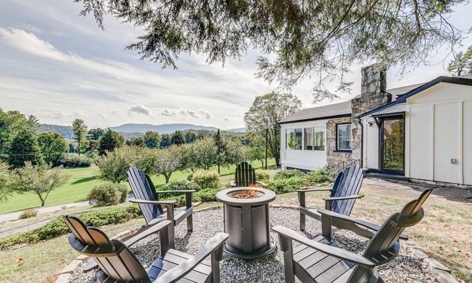 Waynesville Cabaña | Updated + Modern Waynesville Cottage w/ Fire Pit