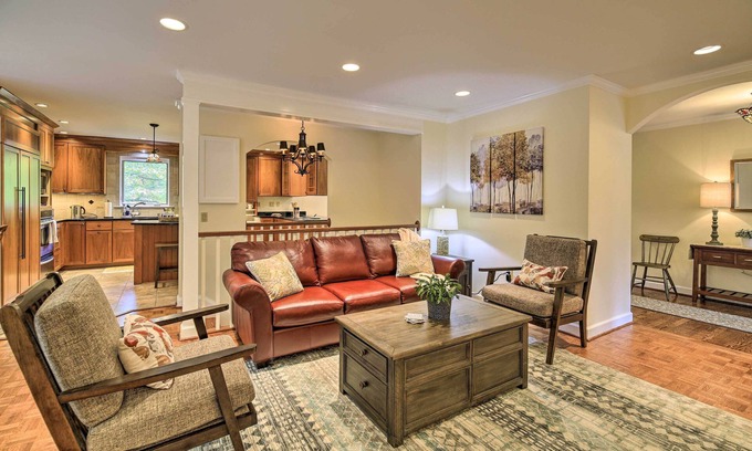 Kingsport Casa | Updated Ranch-Style Home w/ Scenic Deck, Pond