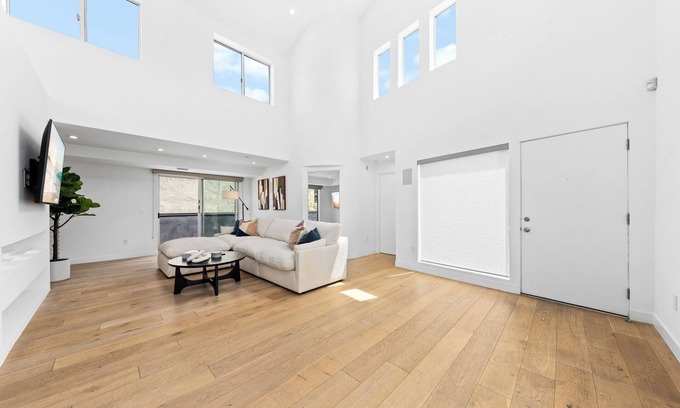 Wilshire Montana Apartamento | Upscale 3 Level Condo Santa Monica Gem Must See