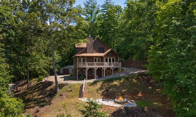 Unaka Cabina | Upscale Cabin with Mountain Views & Starlink Wi-Fi Near Rafting & Blue Ridge!