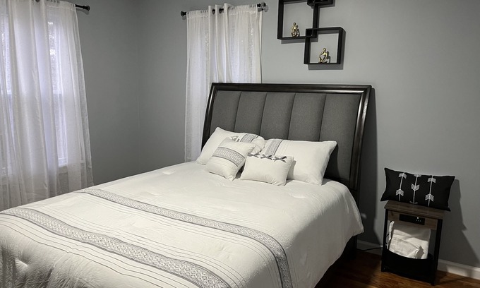 Springfield Casa | Upscaled Quiet Neighborhood- Modern 3 BDRM