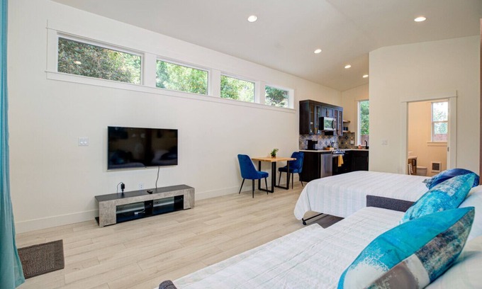 Hillsboro Casa | Urban-chic Studio Guesthouse in a quiet neighborhood - near Intel and Nike